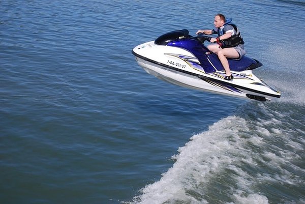 Explorez les meilleurs spots à faire du jet ski en mer